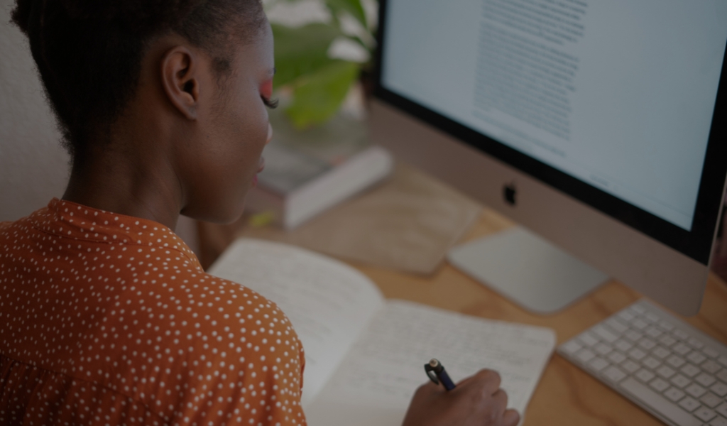 Marketing de Conteúdo - Mulher fazendo anotações em um caderno